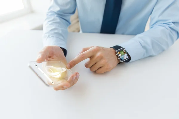 Fermer les mains avec téléphone intelligent et regarder — Photo