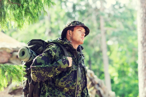 Ung soldat med ryggsäck i skogen — Stockfoto