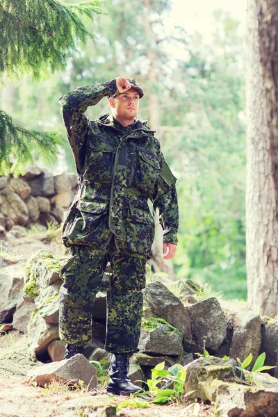 Jovem soldado ou guarda florestal na floresta — Fotografia de Stock