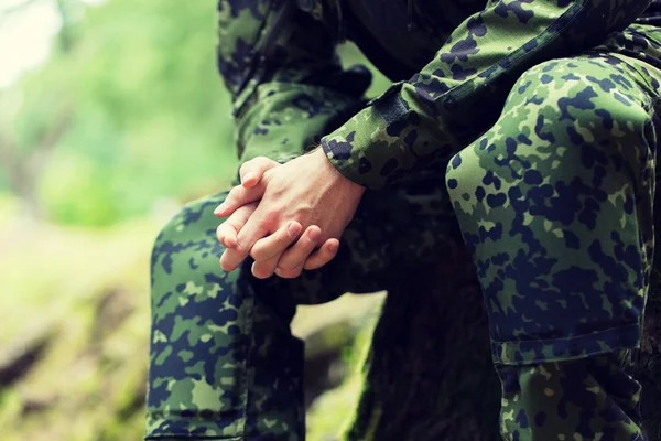 Zamknąć w młodego żołnierza w mundurze wojskowym — Zdjęcie stockowe