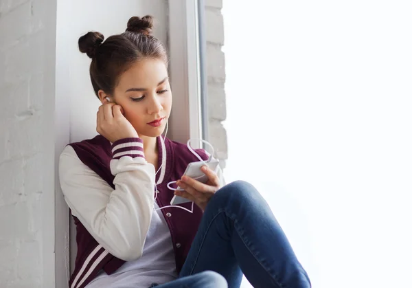 Dospívající dívka s smartphonem a sluchátky — Stock fotografie