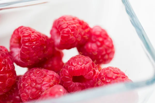 Close up of ripe red raspberries in glass — ストック写真