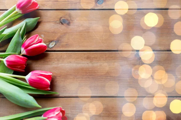 Nahaufnahme von Tulpenblumen auf Holztisch — Stockfoto