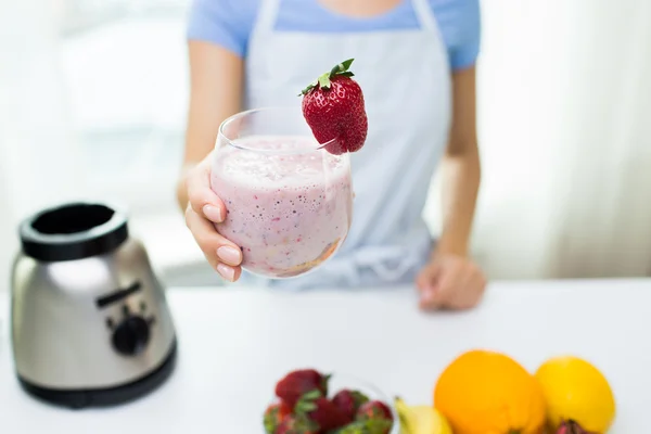 Close up of woman holding glass with fruit shake — Stock Photo, Image