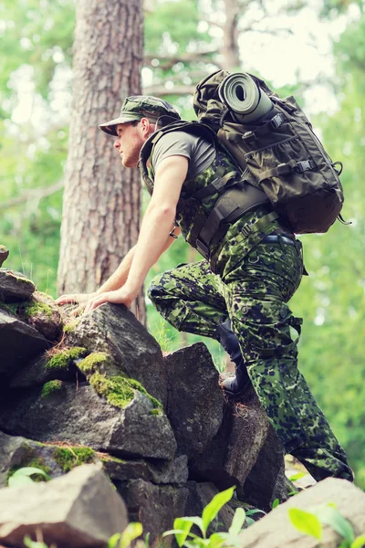 年轻的士兵在森林里，背包里 — 图库照片