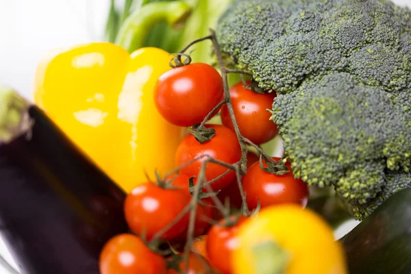 Primo piano di verdure mature in ciotola di vetro sul tavolo — Foto Stock