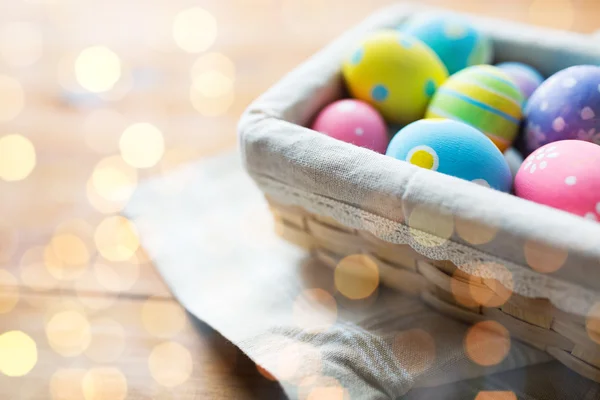 Primer plano de huevos de Pascua de colores en la cesta — Foto de Stock