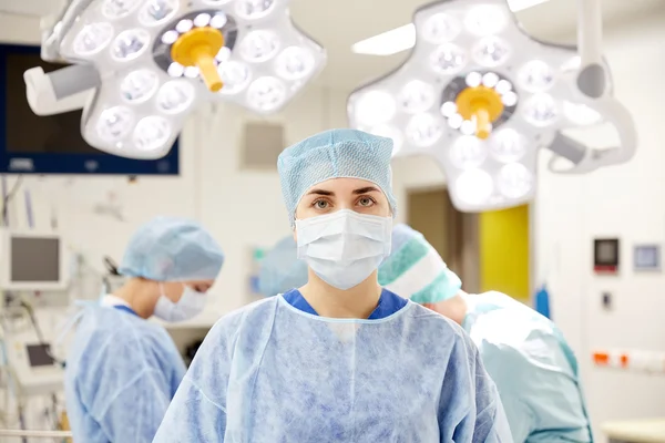 Chirurg in operatiekamer in ziekenhuis — Stockfoto