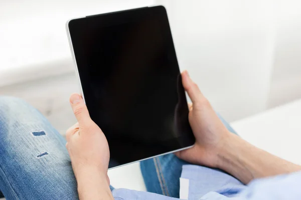 Primer plano del hombre que trabaja con la tableta PC en casa — Foto de Stock