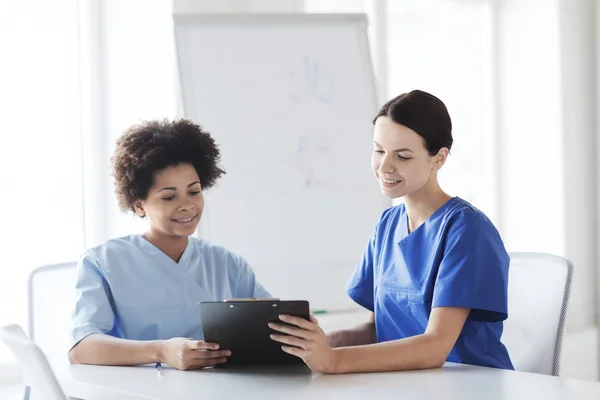 Happy doctors with tablet pc meeting at hospital — Stock Photo, Image