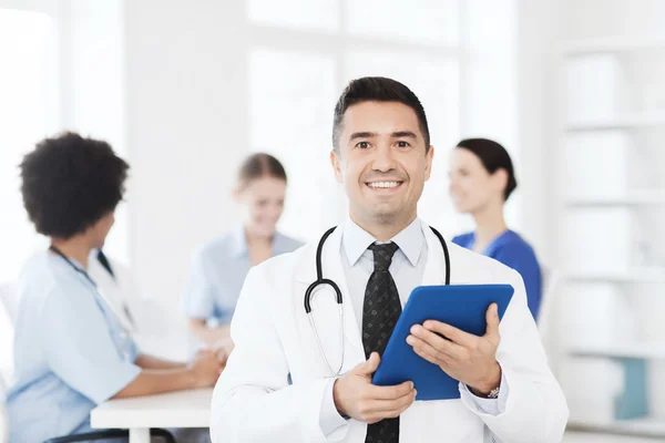 Doctor feliz con la PC tableta sobre el equipo en la clínica —  Fotos de Stock