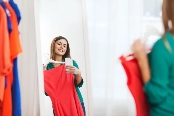 智能手机以镜子自拍照在家里的女人 — 图库照片