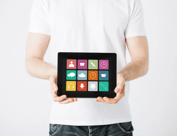 Primer plano del hombre con iconos de aplicaciones en la tableta PC — Foto de Stock