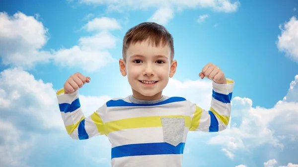 Heureux petit garçon souriant avec la main levée — Photo