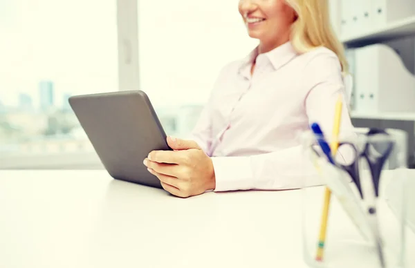 Mujer de negocios sonriente o estudiante con tableta pc —  Fotos de Stock