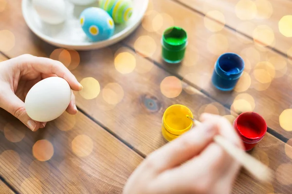 Primo piano di donna mani colorazione uova di Pasqua — Foto Stock