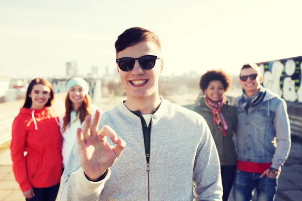 Happy teenage friends showing ok sign on street — Stock Photo, Image