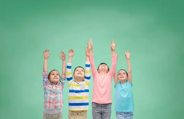 Bambini felici che celebrano la vittoria sul verde — Foto Stock