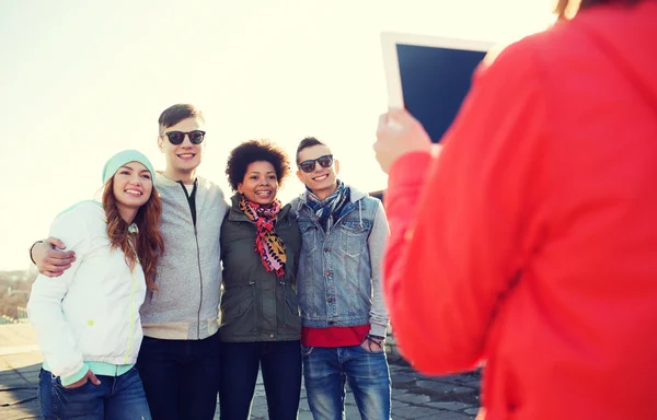 Amigos adolescentes felices con tableta pc fotografiar —  Fotos de Stock