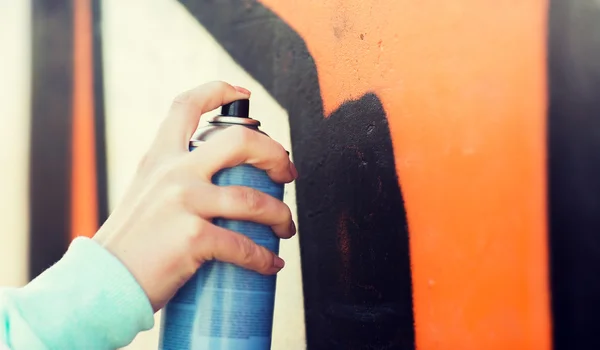 Close up of hand drawing graffiti with spray paint — Stock Photo, Image