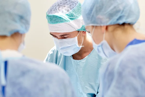 Csoport a sebészek a műtő, kórház — Stock Fotó