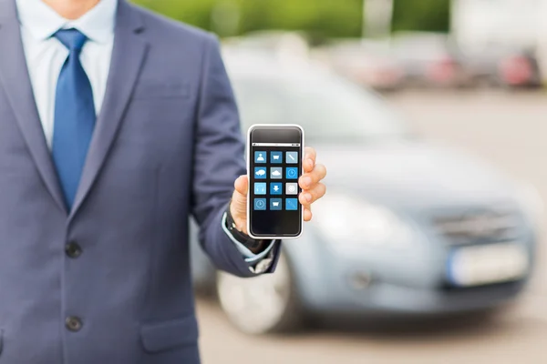 Primer plano del hombre de negocios con el menú del teléfono inteligente — Foto de Stock