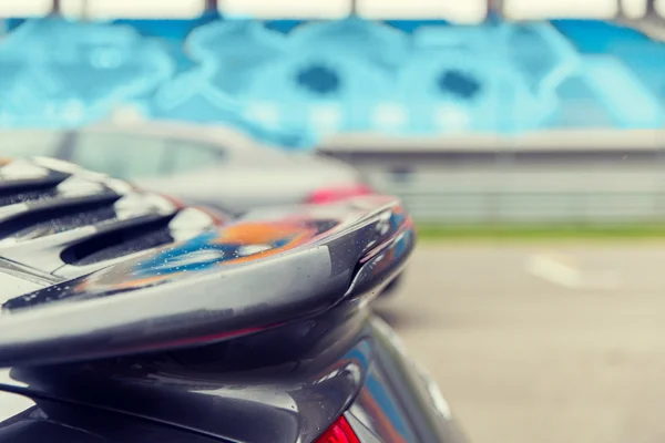 Primer plano del spoiler del coche en la pista de aterrizaje en el estadio — Foto de Stock