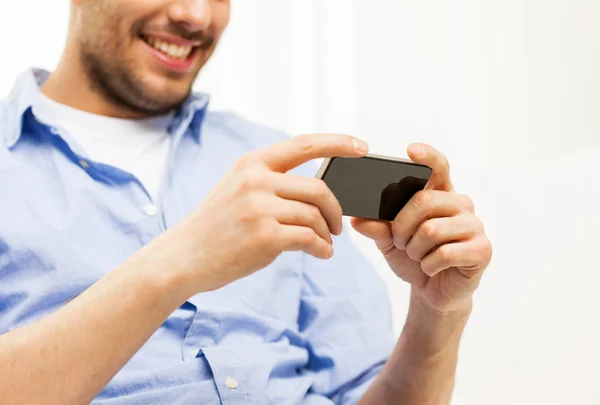 Primer plano del hombre con teléfono inteligente en casa —  Fotos de Stock