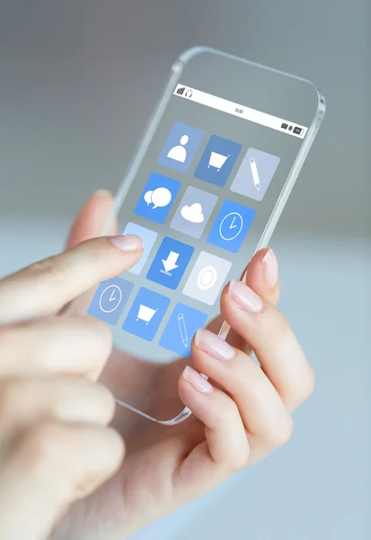 Nahaufnahme einer Frau mit App-Symbolen auf dem Smartphone — Stockfoto