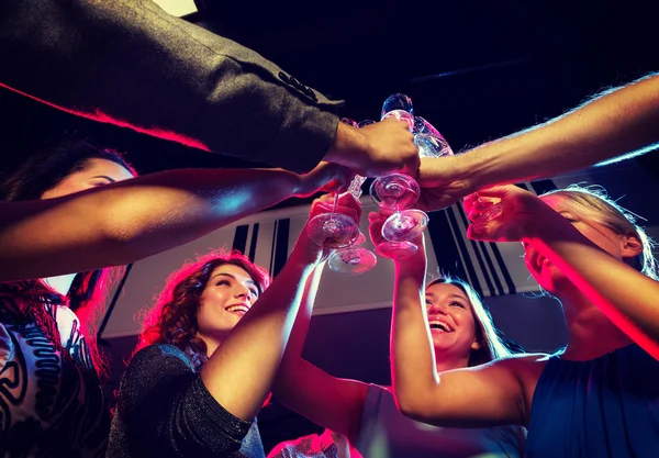 Amigos sonrientes con copas de champán en el club — Foto de Stock