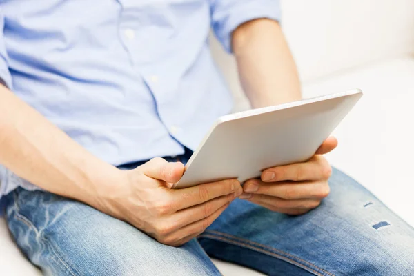 Primer plano del hombre que trabaja con la tableta PC en casa — Foto de Stock