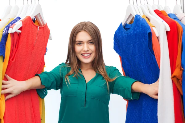 Mulher feliz escolher roupas em casa guarda-roupa — Fotografia de Stock