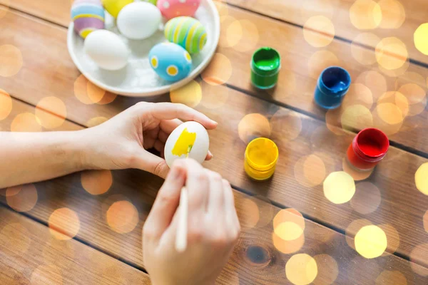 Yumurta boyama kadın elinde yakın çekim — Stok fotoğraf