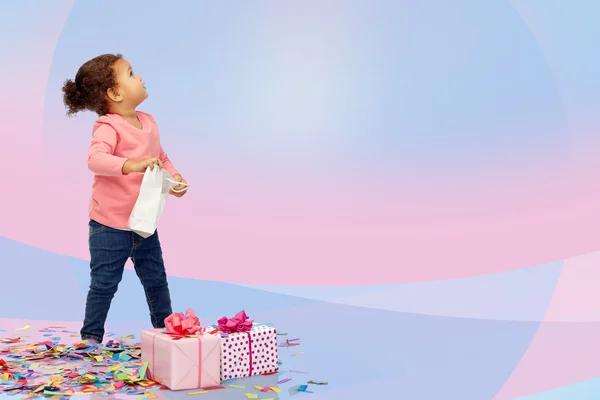 Szczęśliwy mała dziewczynka z urodziny przedstawia — Zdjęcie stockowe