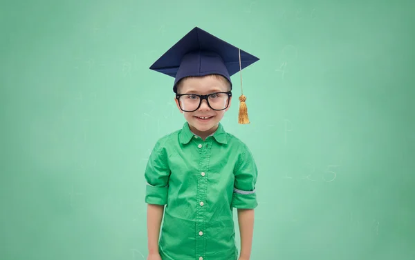 Gelukkige jongen in bachelor hoed of mortarboard — Stockfoto