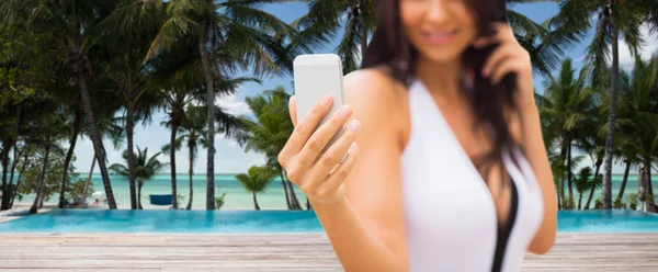 Jovem mulher tomando selfie com smartphone na praia — Fotografia de Stock