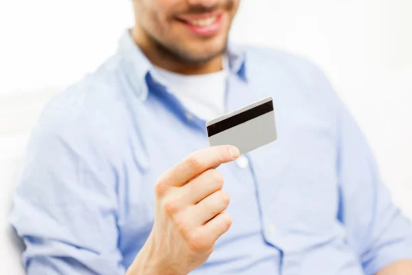 Close up de homem com cartão de crédito — Fotografia de Stock