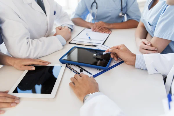 Groupe de médecins réunis au bureau de l'hôpital — Photo