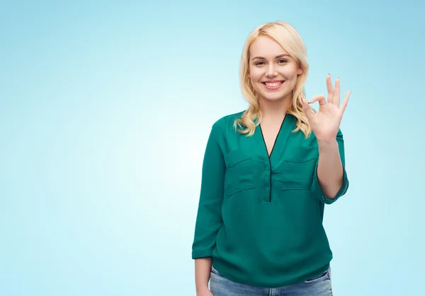 Lächelnde junge Frau im Hemd zeigt ok Handzeichen — Stockfoto