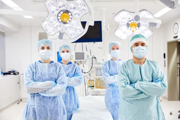 Groep van chirurgen in operatiekamer in ziekenhuis — Stockfoto