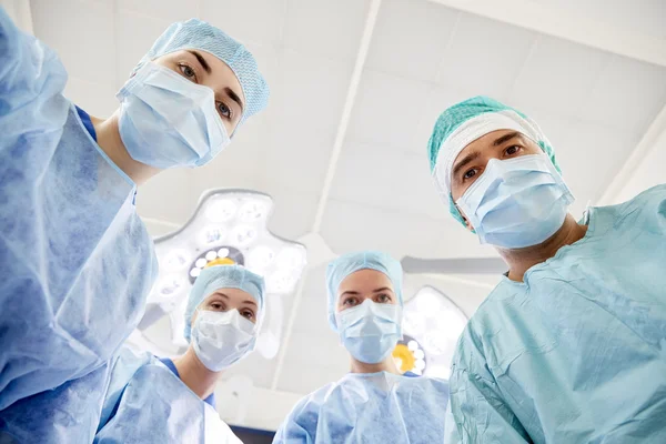 Grupo de cirujanos en quirófano en el hospital — Foto de Stock