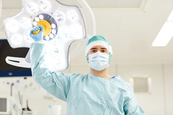 Chirurg v operačním sále v nemocnici — Stock fotografie