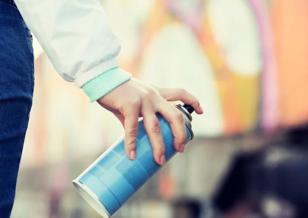 Close up of hand holding spray paint and graffiti — Stock Photo, Image