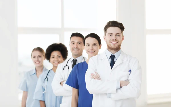 Gruppo di medici felici in ospedale — Foto Stock