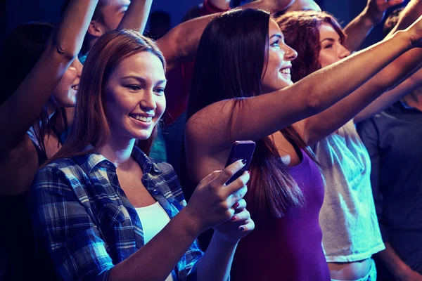 Frau mit Smartphone-SMS bei Konzert — Stockfoto