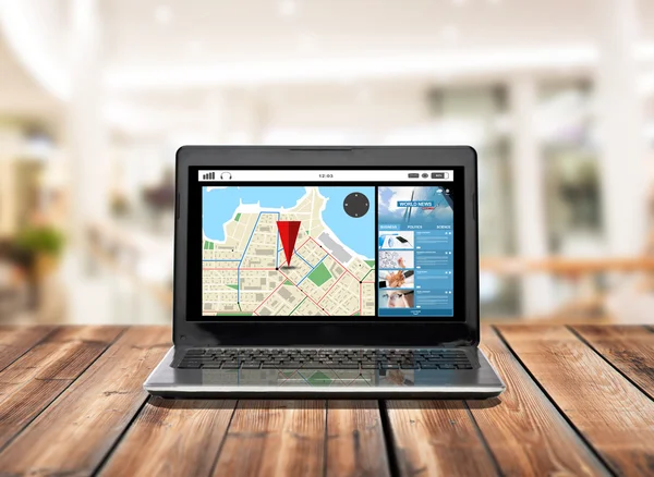 Laptopcomputer met gps navigator kaart op scherm — Stockfoto
