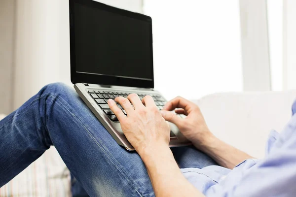 Close up of man typing on laptop computer at home — Stock Photo, Image