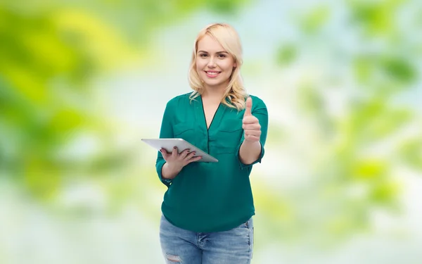 Mujer sonriente con tableta pc mostrando los pulgares hacia arriba — Foto de Stock