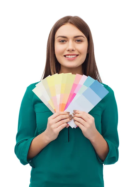 Lächelnde junge Frau mit Farbmustern — Stockfoto