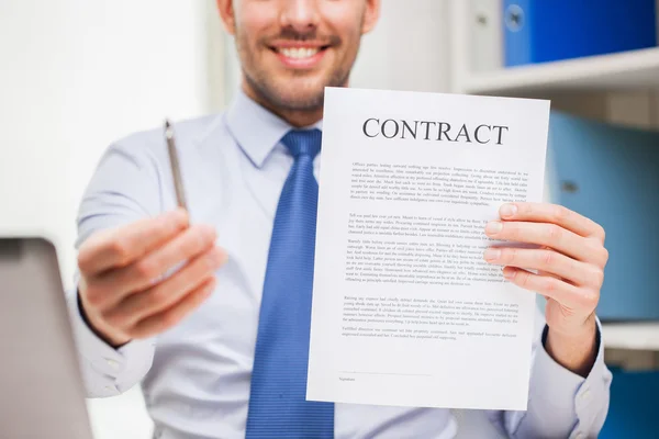 Close up van zakenman holding contract document — Stockfoto